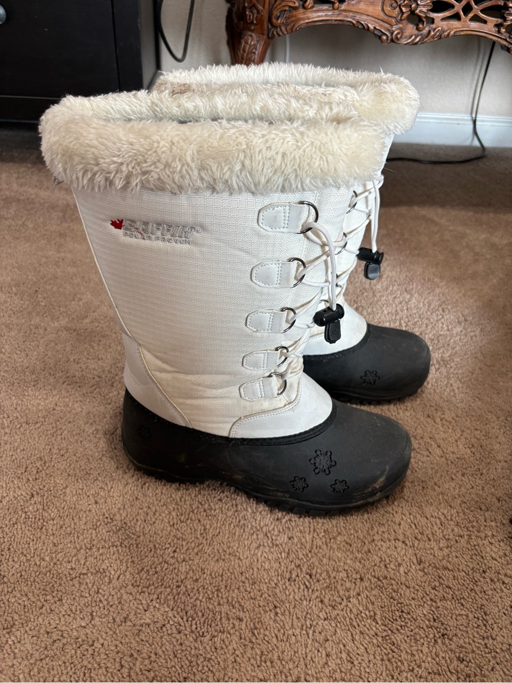 Baffin Kids White and Black Insulated Snow Boots with Faux Fur Cuff